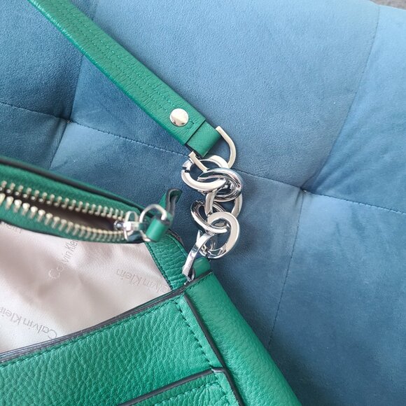 Calvin Klein green pebbled leather shoulder with silver hardware - Picture 10 of 16